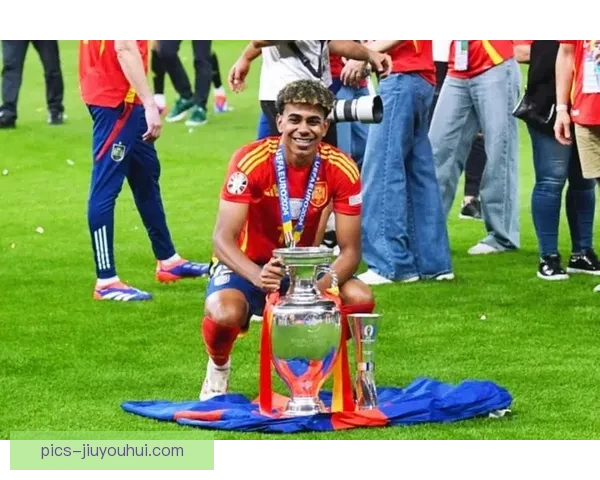 亚马尔凭借出色表现荣膺2024年金童奖成足坛新星代表