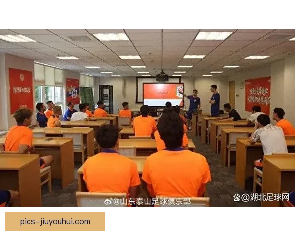 萨尔茨堡红牛解雇主帅斯特鲁伯青训教练临时接管球队